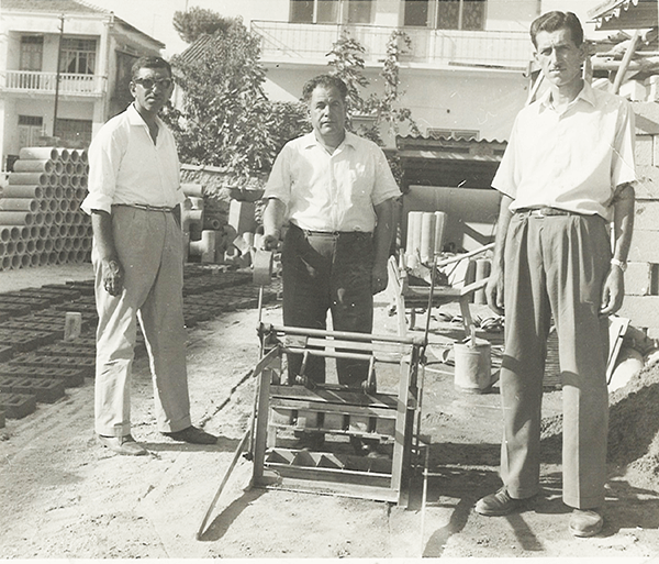 1953 - -اول الة ميكانيكية لانتاج الطوب على الارضية