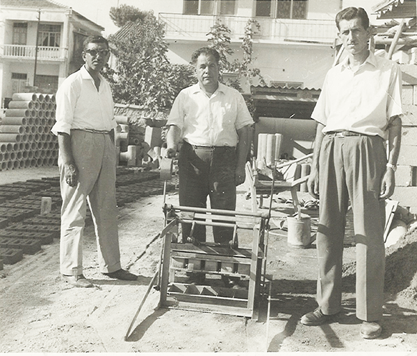 1953 -  MECHANISCHE BETONSTEINMASCHINE FÜR DIE HERSTELLUNG VON ZIEGELSTEINEN