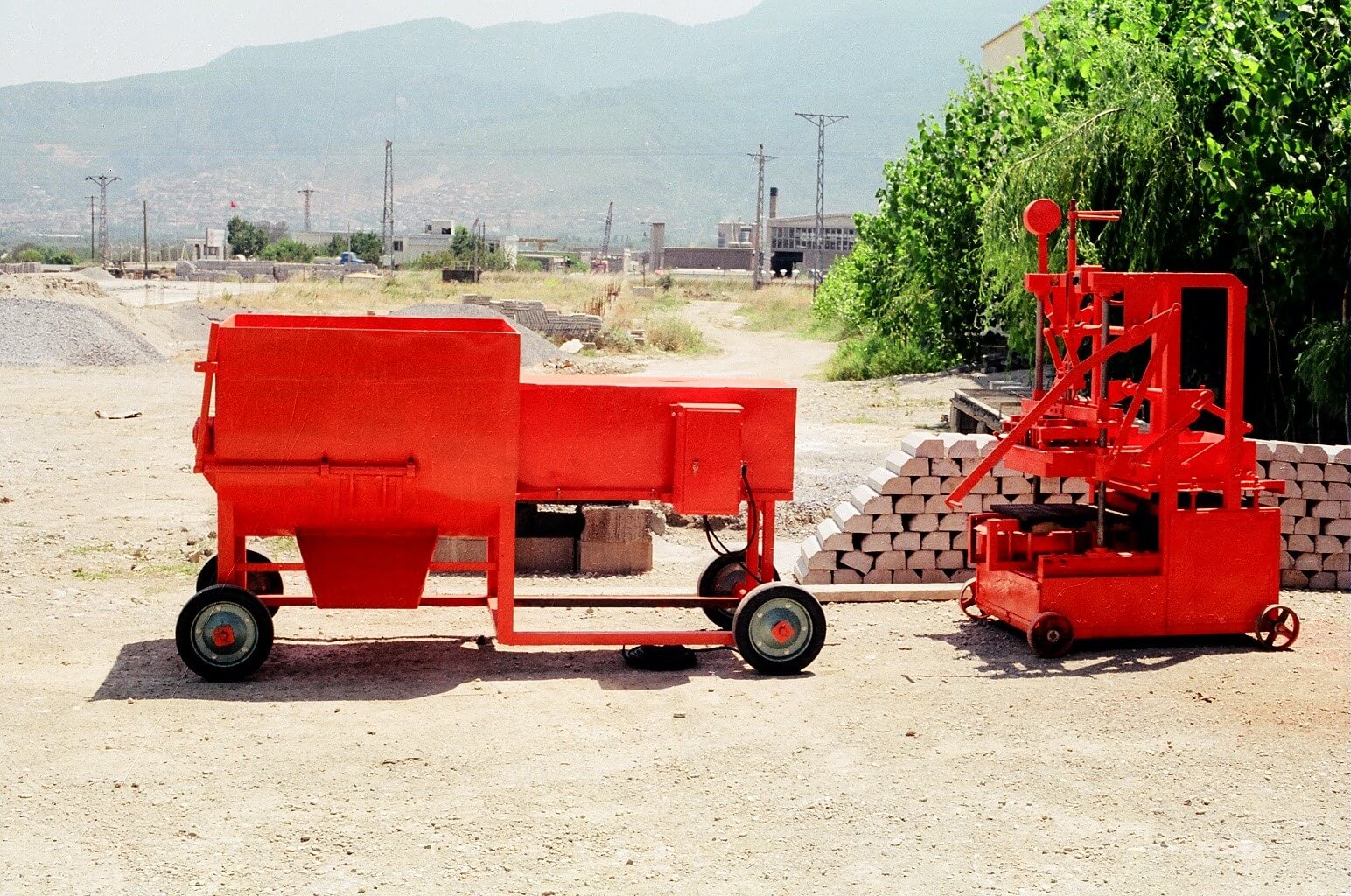 1980 -  BETONSTEINMASCHINE MIT EINEM INVERTIERTEN FORMING-SYSTEM 250 l EINWELLEN BETONMISCHER